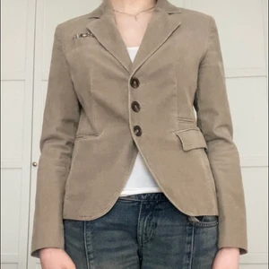 Beige kavaj med snygg passform  - Superfin och felfri beige kavaj i Manchester tyg. Kavajen är oanvänd därav att jag säljer den. Frakt blir 66kr💕