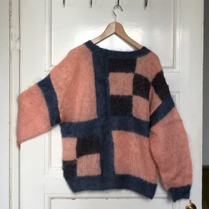 Handstickad tröja :*) - En favorittröja! Jättefint skick, sitter oversized på mig som är 159 cm, övertygad om att den sitter snyggt på ca alla längder.