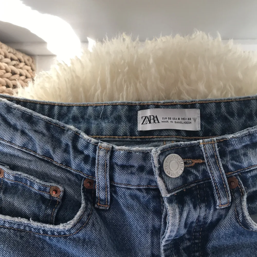 Slutsålda jeans, Zaras första Mid Rise modell. Köptes förra sommaren och sparsamt använda. Endast lite slitna längst ner men det är inget som syns. Köparen står för frakten, kontakta för fler bilder! 💘💘. Jeans & Byxor.