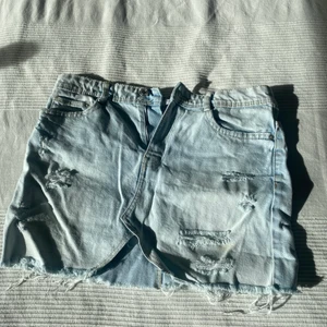 Jeanskjol från Zara - Fin jeanskjol från Zara, knappt använd då den tyvärr har blivit för liten. Passar både XS och S!                                Frakt tillkommer 