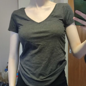 T-shirt från h&m - Vanliga basic t-shirtar från h&m som har en v-ringning.1 för 25 eller båda för 40kr