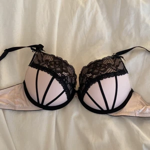 Bh - Första bh:n, storlek 80B. Andra bilden storlek 70C. Tredje bilden 75B.    (70kr st och Gratis frakt 🤩 ) 