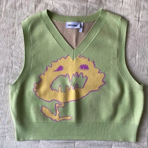 Weekday väst - Stickad väst från Weekday i jättebra skick!!! Köpte här på Plick men insåg att den inte var min stil, tyvärr. Storlek M. 