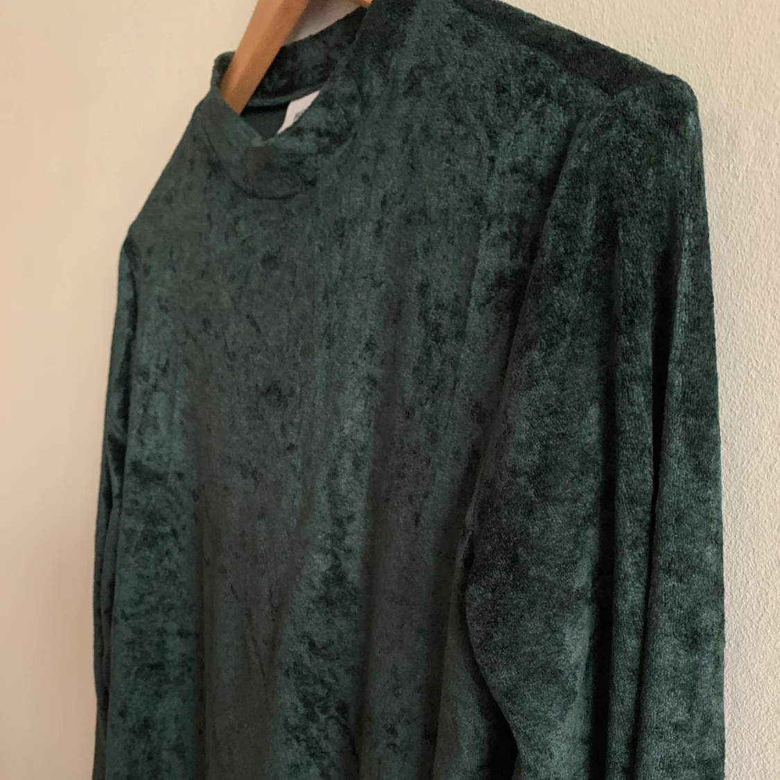 Weekday Sammet tröja. Skogsgrön  - 91