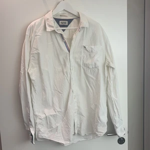 Tommy Hilfiger Skjorta - Perfekt för sommaren endast använd en gång. Legat ner packad i en flyttlåda senaste året. Ett strykjärn behövs så är den i princip ny