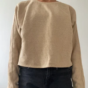 Guld fin tröja - Tröjan har färgen guld som glittrar lite. Dragchedan är svart och den är kapabel till att  öppnas men den leder inte till något alltså öppnar den inte tröjan. Tröjan är i ett väldigt bra sik på grund av att den har endast används en gång.