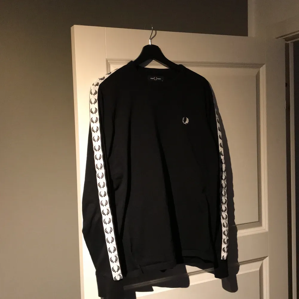Riktigt klassig tunn sweatshirt från fred perry, köpte den på boozt i slutet av 2020 för 800kr, den är i storlek Medium. . Neuletakit & Villapaidat.