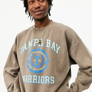 Urban Oufitters sweatshirt - En brun sweatshirt från Urban Outfitters. Säljer pga ej kommer till användning. 