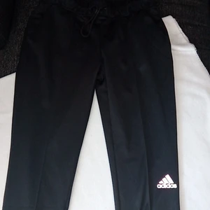 Nike helt nya - Unisex modell, STORLEK M. Svarta med vitt Nike märke. Finns även en bak fick me