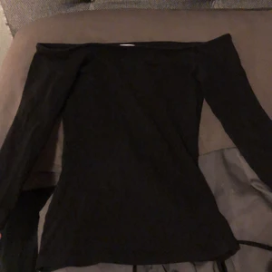 Off shoulder topp - Fin topp som kramar kroppsfiguren