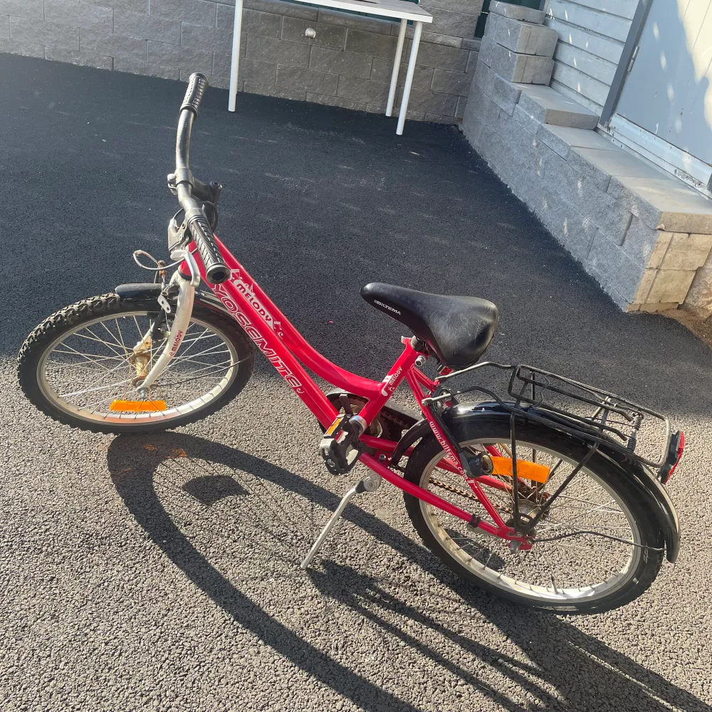 En 16 tummars cykel i gott skick. . Övrigt.