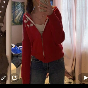 Zip Hoodie  - Fin röd zip Hoodie från abercrombie and fitch, köpt second hand. Strl L men sitter som en S. Väldigt skön