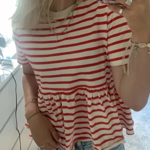 Zara randig t-shirt - Säljer denna slutsålda tröja från Zara i strl M. Använd ett fåtal gånger och har inga defekter💗💗köparen betalar frakten.