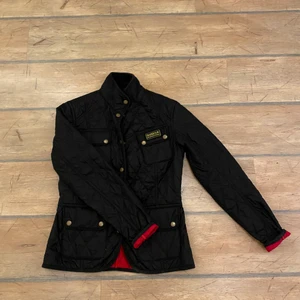 Barbour jacka dam  - En barbour jacka vid storleken S/XS. Har använt jackan en gång och finns inga problem med jackan, ser helt ny ut.                 Priset kan diskuteras! 