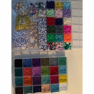 Våra pärlor🌟💓 - Välj av dessa pärlor och designa ditt personliga smycke.🙌🏽✨💓 Ta gärna inspiration av kommande inlägg på våra smycken eller kom på något helt unikt!🤗 Mer info om pris osv kommer snart! 