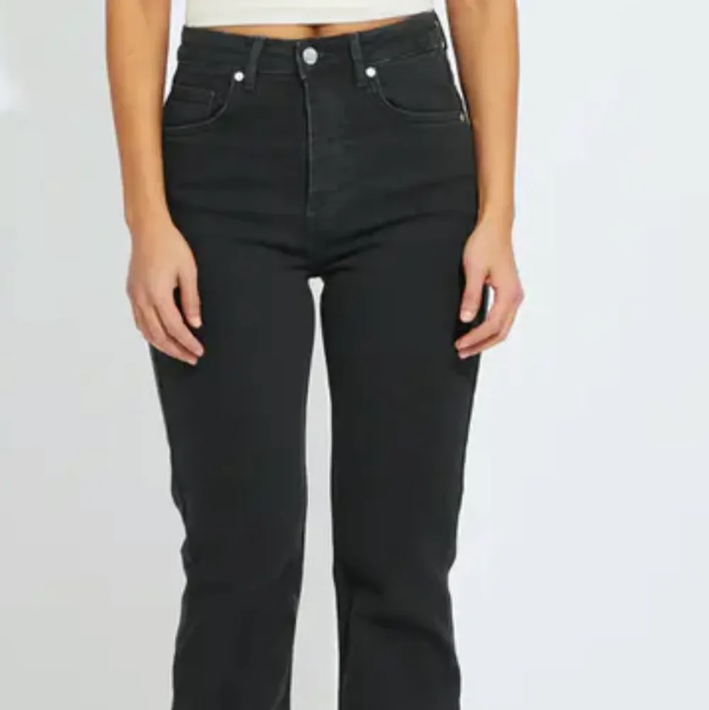 Säljer mina utsvängda svarta jeans från Bik bok, använda men inga märken eller fläckar. Tvättar dom självklart innan och säljer dom pga blivit en aning stora. Dessa har länge varit favoriter för mig då de passar till allt! 💘💘. Jeans & Byxor.