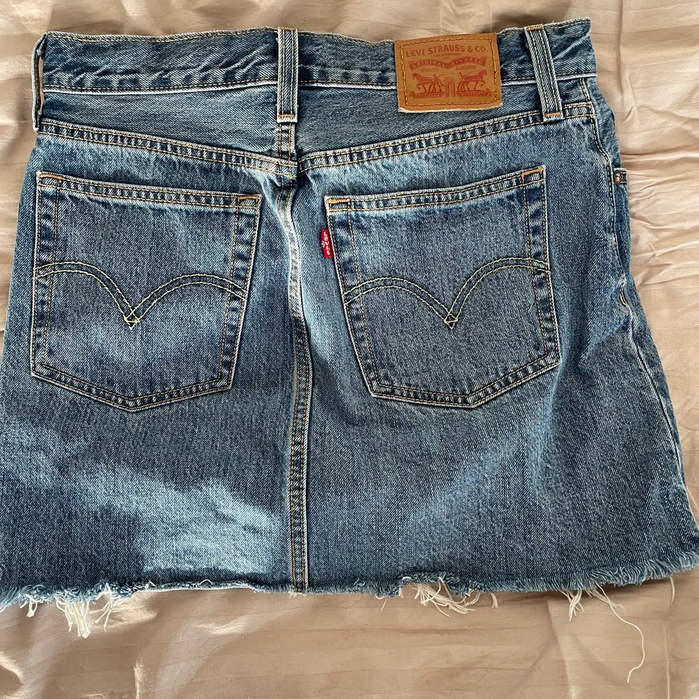 Jeanskjol från Levis, har själv sytt in ett resor band i midjan så man kan bestämma själv hur tight den ska sitta! Sparsamt använd och säljer då den blivit för liten!. Kjolar.