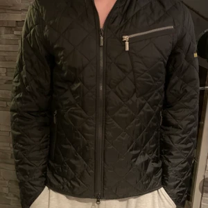 Barbour Vår/höst jacka - Stor i storleken. Använd ett fåtal gånger. Köpt på johnnells för ordinarie pris 2000kr. 