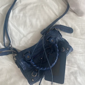 Väska - Super fin och stilren väska,  inga effekter på väskan däremot är spegeln borta. Ev, byta mot en svart