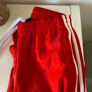 Adidas  - Säljer ett par röda adidas byxor, coola , men säljer pågrund av att de inte är min stil, fler frågor och bilder kom privat