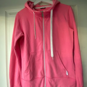 Hoodie från Soc - Rosa hoodie från märket Soc. 62% polyester, 33% bomull, 5% elestan. Plagget är i bra skick, använt fåtal gånger. Vid önskan om mer info eller fler bilder bara hör av er 💕