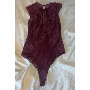 Body - Vinröd spets body