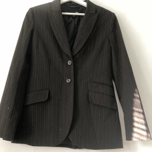 Brun pinstripe blazer  - Otroligt cool brun pinstripe blazer i storlek 38! Sitter jättesnyggt på och passar till allt ☺️