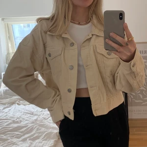 Oversized jacka - Säljer min fina jacka från pacsun! Jättefin oversized modell, perfekt nu till våren🧡⚡️ Kan skicka men köparen står för frakten :)