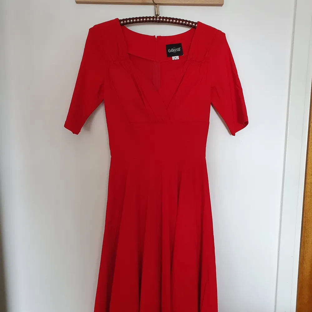 Helt ny, oanvänd klänning i 50-talsstil. Köpt på Topvintage.se. den är 105 lång och mäter 32 över bysten, + lite stretch.. Klänningar.