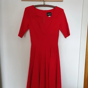 50-talsklänning, oanvänd - Helt ny, oanvänd klänning i 50-talsstil. Köpt på Topvintage.se. den är 105 lång och mäter 32 över bysten, + lite stretch.