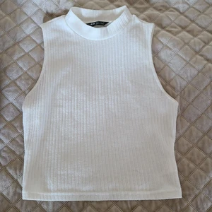 Vit shein topp stl: xs - ALDRIG ANVÄNT, tröjan är köpt för 2månader sen och har bara legat i garderoben så tröjan är som ny om du vill se fler bilder skriv privat.