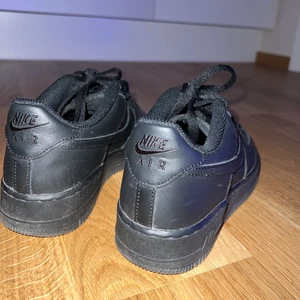 Nike air Force 1  - Svarta Nike air force. Ny pris 999 kr säljes för 550 kr. Storlek 39 