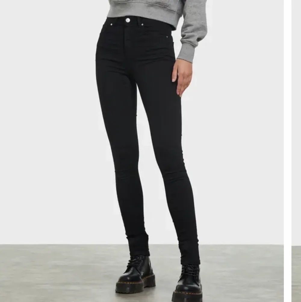 Oanvända svarta jeans från bikbok, nypris 599kr. Jeans & Byxor.