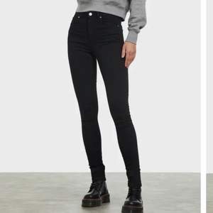 Oanvända svarta jeans från bikbok, nypris 599kr