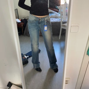 Tommy hilfiger jeans - Ett par skitsnygga lågmidjade Tommy hilfiger jeans. De har aldrig använts och är köpta på sellpy. De har 30 i waist men sitter mer som en 28. Skriv för mer info eller mått❤️