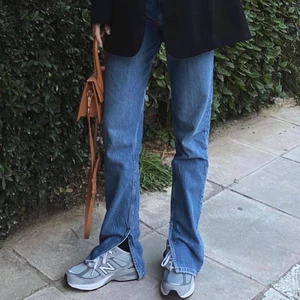 Slit jeans💙 - Supersnygga ”original slit jeans”💙🤠 dom är raka med hög midja och slit på insidan🌈