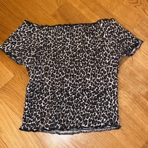 Leopardtop och prickiga shorts  - Magtröja i leopard i fint skick samt vida prickiga shorts. 