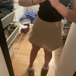 Kjol - Söt kjol från Filippa K. Inte struken på bilderna men jättesöt och så bra passform. Köparen står för frakten❤️‍🔥❤️‍🔥❤️‍🔥