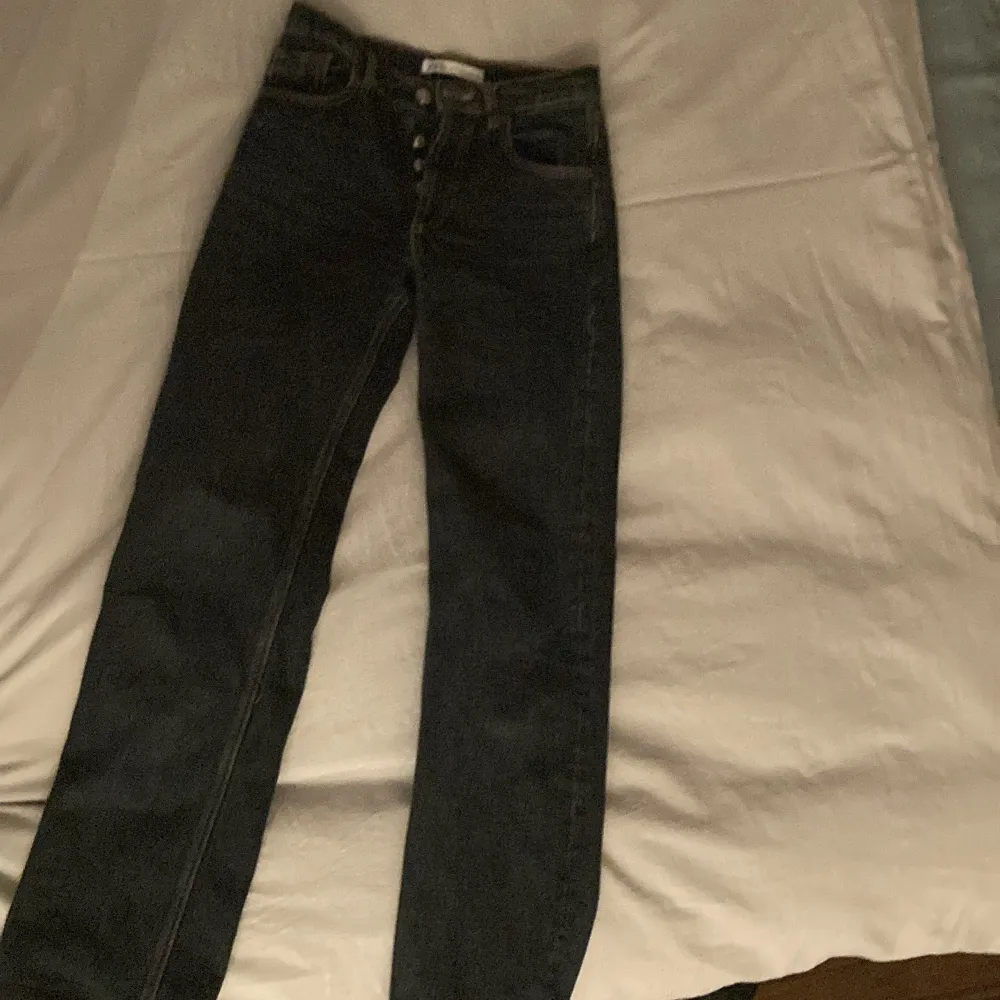 Straight jeans ifrån Zara med mörk tvätt, mid waist. Dessa finns inte kvar att köpa på Zara!!!. Jeans & Byxor.