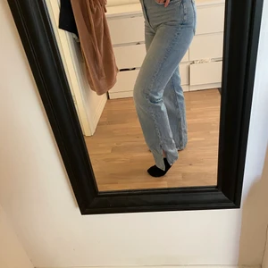 Blå jeans med slits  - Jättefina blå jeans från Gina tricot med slits💖 +frakt tillkommer! 