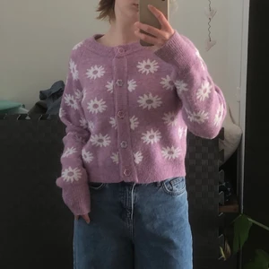 Lila kofta med blommor  - SUPERDUPERFIN kofta från Zara med vita blommor på. Säljer då den inte kommer till så mycket användning