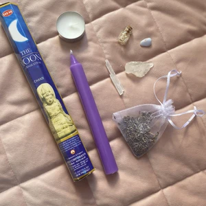 Witch craft kit! - Witch craft kit! I varje kit får man en förpackning med 20 rökelse pinnar, två kristaller, en liten kristall, en spell jar,ett kit med torkad lavendel (ört), ett lavendel-doftande ljus och ett litet ljus med naturell doft🕯välj kit 1,2 eller 3 beroende på vilken bild ditt kit är på♥️ frakten är GRATIS. Skriv om ni önskar fler bilder♥️🕯✨