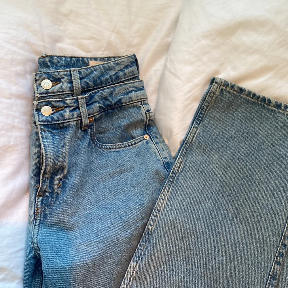 Säljer mina jättesnygga jeans från weekday som inte har kommit till användning alls tyvärr. Designen är så att det ser ut som två jeans, de är bekväma, de sitter som 36 skulle jag säga och de är lagom längd på mig som är 175cm❤️. Jeans & Byxor.