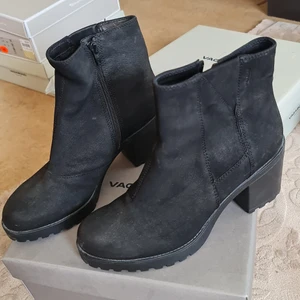  Vagabond svarta skor stl.40 - Vagabond svarta skor stl.40 har använt  bara en gång. Original pris 999kr. Jag skickar den och köparen betalar frakten.