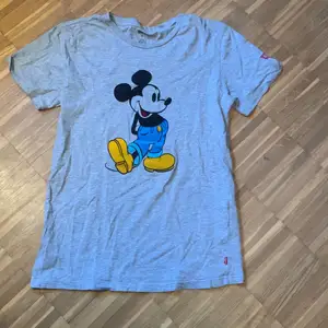 Levis x Disney t shirt limited edition.T-shirten är i storleken S, tröjan är i skick 10/10 då den inte kommit till någon användning. Priset kan diskuteras, 350 + 66 kronor frakt. Om man vill ha fler bilder är det bara att skriva privat!