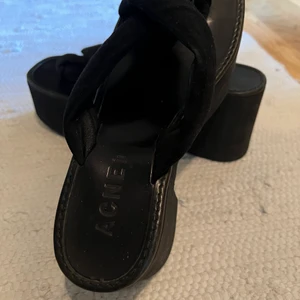 Acne sandaler  - Acne sandaler med klack, 8,5 cm. Sparsamt använda, se bild. Skickas med postnord spårbart skicka lätt, 66kr. 
