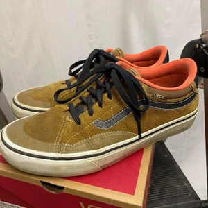 Vans skor - Ett par vans pro anti hero collab, snygga men inte min storlek längre. Lite slitning i hälen men annars helt okej skick. Nypris 900 kr (Obs frakt ingår ej i priset)