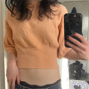 Orange bik bok tröja - Så fin orange stickad t-shirt. Helt oanvänd och köpt från Bik Bon. Super bra skick! Jag kan mötas upp i Stockholm eller frakta, köparen står för frakten💕