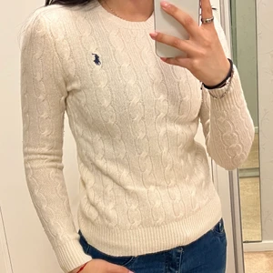 Polo tröja - Polo Ralph Lauren tröja i vitt. Varm och mysig. 