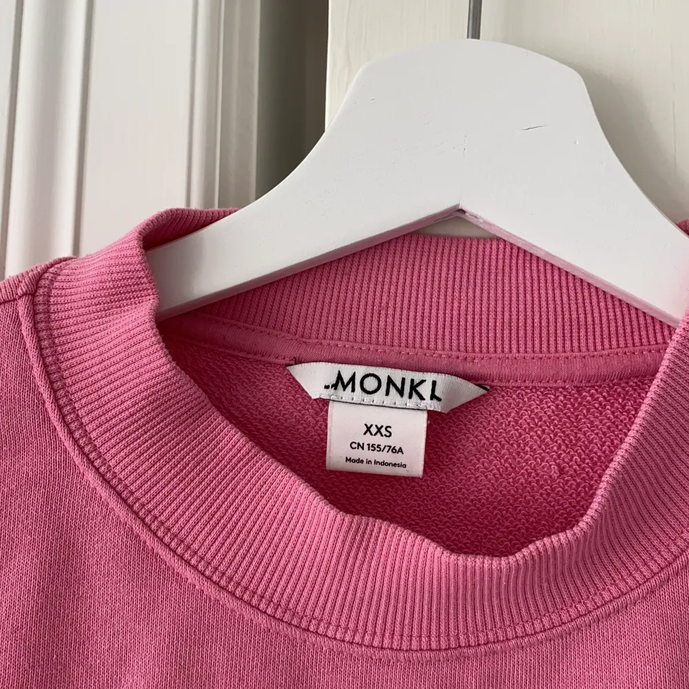 Rosa swetshirt fårn Monki! Länge varit en av mina favoriter💞 storlek xxs oversized. Skulle säga att den passar xxs-m. Säljer den för 100kr 😊. Hoodies.